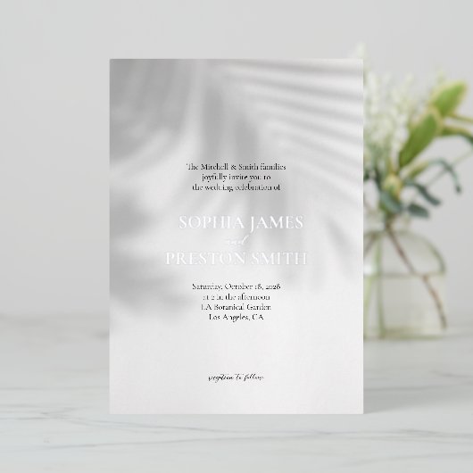 Palm Tree Shadow Modern Wedding nodigt met Folie u Folie Uitnodiging (Staand Voorkant)