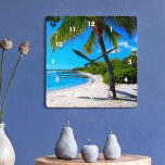 Palm Tree White Sand Hawaii Tropisch strand Vierkante Klok<br><div class="desc">Terugspoelen naar herinneringen van luie, tropische stranddagen wanneer je kijkt naar de klok van een eenzame palmboom op een wit zand, het halve strand, met heldere, turkooisblauwe luiers en water. Uw keuze uit een rond of vierkant klokgezicht. Maakt een geweldig cadeau voor het huishouden! U kunt deze muurklok gemakkelijk personaliseren....</div>