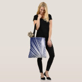 Palmblad - blauw van de marine en wit tote bag (Op model)