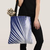 Palmblad - blauw van de marine en wit tote bag (Dichtbij)