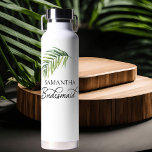 Palmblad kalligrafie bruidsmeisje waterfles<br><div class="desc">Bruids feestgeschenk om te personaliseren voor uw bruidsmeisje - of iemand in uw bruiloft. Bruidsmeisje is bedrukt in swirly handgeschreven kalligrafie, en je kunt dit gemakkelijk naar een andere rol schakelen, door het ontwerpgereedschap in te voeren. Het ontwerp is voorzien van een waterverf tropisch palmblad dat ook wordt gebruikt in...</div>
