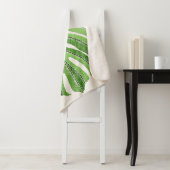 Palmbladeren geborduurd. Green Tropical Monstera Sherpa Deken (In situ)