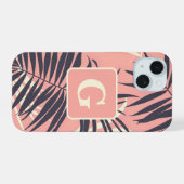 Palmbladeren Lichtroze gepersonaliseerd monogram iPhone 15 Case (Achterkant horizontaal)