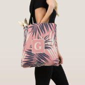 Palmbladeren Lichtroze gepersonaliseerd monogram Tote Bag (Dichtbij)