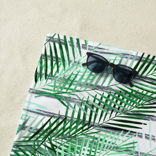 Palmbladeren op een gestreepte zwart-witte achterg strandlaken (In situ)