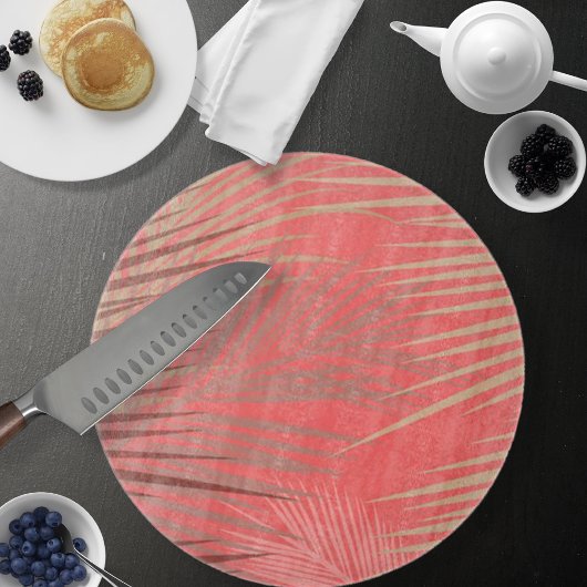 Palmbladeren schaduw op levend koraal snijplank