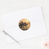 Palmbomen en Romantische zonnebank Ronde Sticker (Envelop)