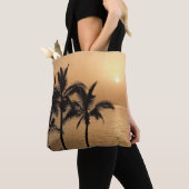 Palmbomen en Romantische zonnebank Tote Bag (Dichtbij)
