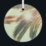 Palmbomen,  getinte lucht. glas ornament<br><div class="desc">Palmbomen en stralende zon op een heldere hemelachtergrond. stijl. Afgestemde foto met kleurrijke tonale filter effect, instagram oude stijl Palmen zwaaien over luchten, herinneringen getint met gouden tinten en warmte. Palmbomen terug in het zonlicht, een paradijselijke momentopname. vintage, palm, boom, strand, foto, filter, lucht, getint, kokosnoot, achtergrond, tropisch, oase, republiek,...</div>