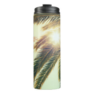 Palmbomen, getinte lucht. thermosbeker