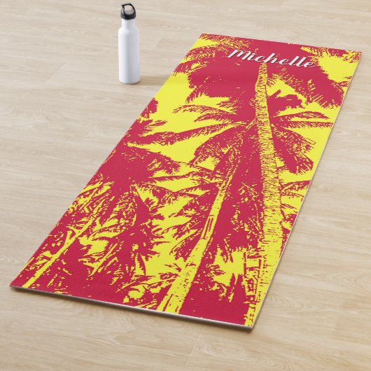 Palmbomen in een rood en geel geposteriseerd ontwe yogamat (In situ)