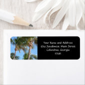 palmbomen tegen blauwe hemel etiket (Insitu)