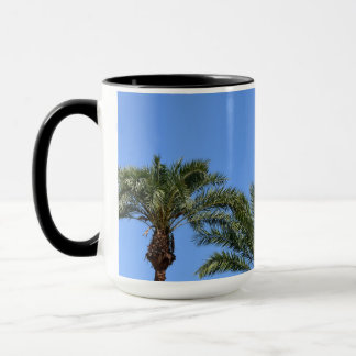 Palmbomen tegen de blauwe hemelfoto mok