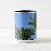 Palmbomen tegen de blauwe hemelfoto mok (Midden)