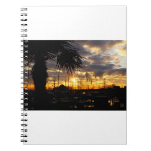 Palmboom bij haven. notitieboek