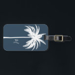 Palmboom Blauw Tropisch Elegant Monogram Bagagelabel<br><div class="desc">Elegant blauwe palmboom maakt deel uit van het bladerdak boven uw initiaal. Elegant Tropisch design. De palmboom bevindt zich op een blauw achtergrond. Van een collectie bij Chessie's Fine Design. Het volledige collectie van het uitzicht via de verbinding op deze pagina.</div>