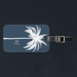 Palmboom Blauw Tropisch Elegant Monogram Bagagelabel<br><div class="desc">Elegant blauwe palmboom maakt deel uit van het bladerdak boven uw initiaal. Elegant Tropisch  design. De palmboom bevindt zich op een blauw achtergrond. Van een collectie bij Chessie's Fine Design. Het volledige collectie van het uitzicht via de verbinding op deze pagina.</div>