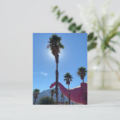 Palmboom en roze dinosaurus briefkaart (Staand voorkant)