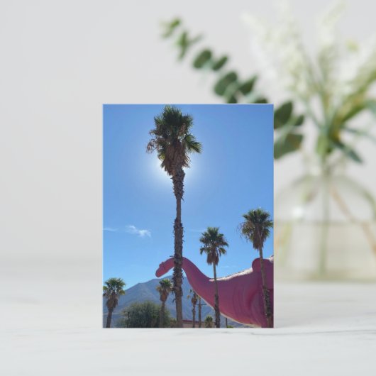 Palmboom en roze dinosaurus briefkaart (Staand voorkant)