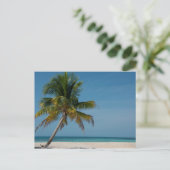 Palmboom en wit zandstrand 2 briefkaart (Staand voorkant)