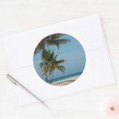 Palmboom en wit zandstrand ronde sticker (Envelop)
