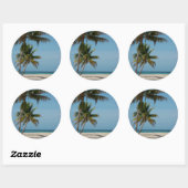 Palmboom en wit zandstrand ronde sticker (Vel)