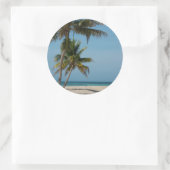 Palmboom en wit zandstrand ronde sticker (Tas)