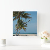 Palmboom en wit zandstrand vierkante klok (Huis)