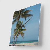 Palmboom en wit zandstrand vierkante klok (Hoek)