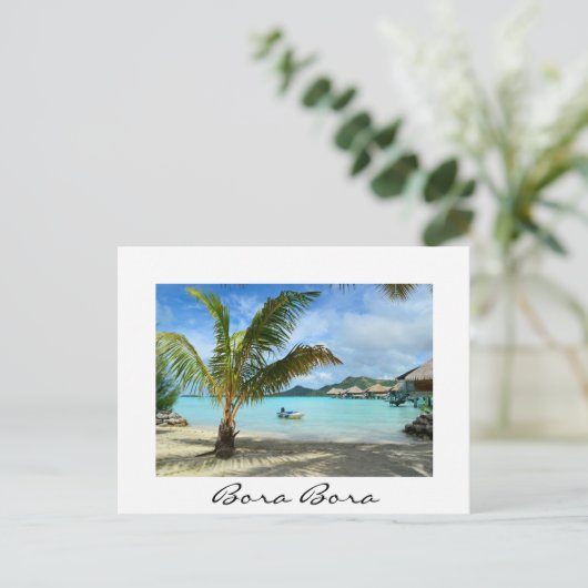 Palmboom en witte briefkaart voor overwaterresort (Staand voorkant)