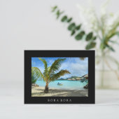 Palmboom en zwarte briefkaart in overwaterresort (Staand voorkant)