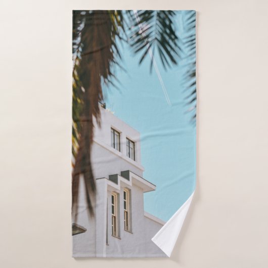 Palmboom nabij wit betongebouw badhanddoek (Badhanddoek)