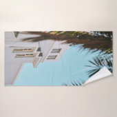 Palmboom nabij wit betongebouw badhanddoek (Badhanddoek)