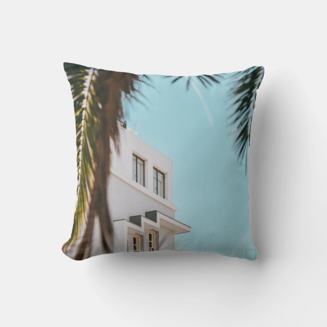 Palmboom nabij wit betongebouw kussen (Voorkant)