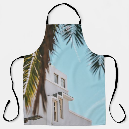 Palmboom nabij wit betongebouw schort (Voorkant)