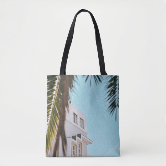 Palmboom nabij wit betongebouw tote bag (Voorkant)