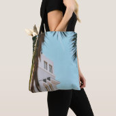 Palmboom nabij wit betongebouw tote bag (Dichtbij)