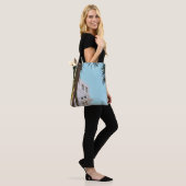 Palmboom nabij wit betongebouw tote bag (Op model)
