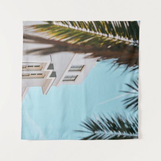 Palmboom nabij wit betongebouw wandkleed (Voorkant (horizontaal))