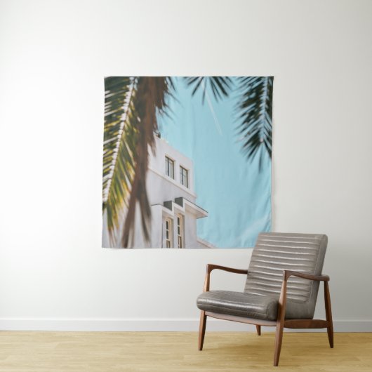 Palmboom nabij wit betongebouw wandkleed (In situ)
