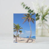 Palmboom op de strand briefkaart (Staand voorkant)