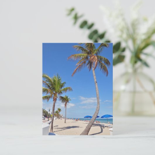 Palmboom op de strand briefkaart (Staand voorkant)
