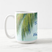 Palmboom op een zonnige dag op het strand koffiemok (Links)