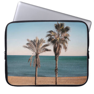 Palmboom op het strand in de ochtend laptop sleeve