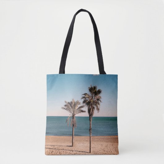 Palmboom op het strand in de ochtend tote bag (Voorkant)