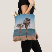 Palmboom op het strand in de ochtend tote bag (Dichtbij)