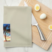 Palmboom op zonnestempel op crème theedoek (Quarter Fold)