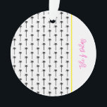 Palmboom Patroon Locatie Reizen Strand Kust Ornament<br><div class="desc">Palm Tree Silhouetpatroon in zwart op witte achtergrond, gele rand. Aangepaste locatie in roze. Eenvoudig te personaliseren tekst, tekstkleur, lettertype. GEWELDIGE reis aandenken voor elke locatie, favoriete plek, vakantie souvenir, familie reünie gunst, strand liefhebber, huwelijksreis aandenken, feest thema. Modern, Kustgebied, Chique. Mix en match het volledige Palm Tree Collectie van...</div>