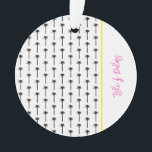 Palmboom Patroon Locatie Reizen Strand Kust Ornament<br><div class="desc">Palm Tree Silhouetpatroon in zwart op witte achtergrond, gele rand. Aangepaste locatie in roze. Eenvoudig te personaliseren tekst, tekstkleur, lettertype. GEWELDIGE reis aandenken voor elke locatie, favoriete plek, vakantie souvenir, familie reünie gunst, strand liefhebber, huwelijksreis aandenken, feest thema. Modern, Kustgebied, Chique. Mix en match het volledige Palm Tree Collectie van...</div>