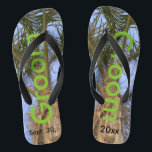 Palmboom Verzorgd Blauwe Lucht Teenslippers<br><div class="desc">Koel palmboom met een mooie blauwe lucht op de achtergrond Unisex Flip Flops met Bruidegom geschreven in een mooie groene tekst, en Trouwdatum in zwarte tekst. PERSONALISEER met uw trouwdatum (of verwijder tekst). Voel de oceaanbries en de tropen onder uw voeten. Getoond met brede zwarte bandjes en zwarte voetbed voor...</div>